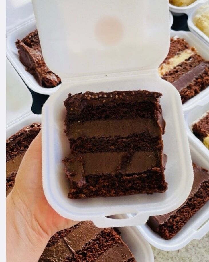 Brownie recheado em fatia