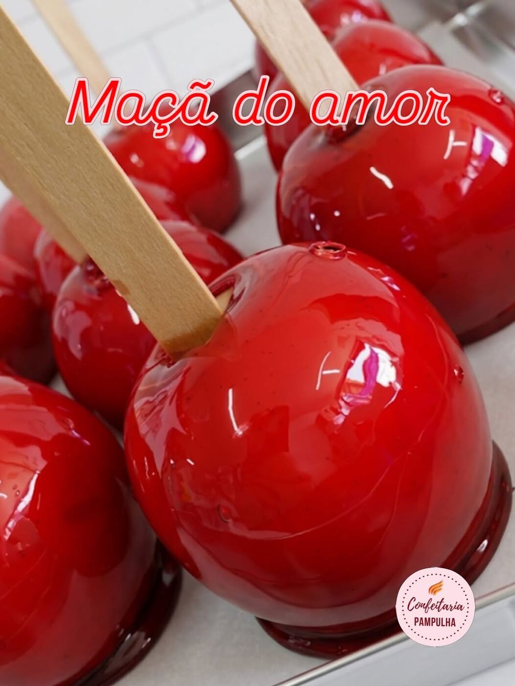 Maçãs do amor com casquinha vermelha
